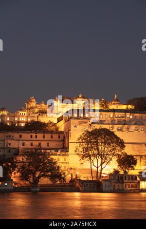 Indien, Rajasthan, Udaipur, Blick auf Lal Ghat und City Palace Complex Stockfoto