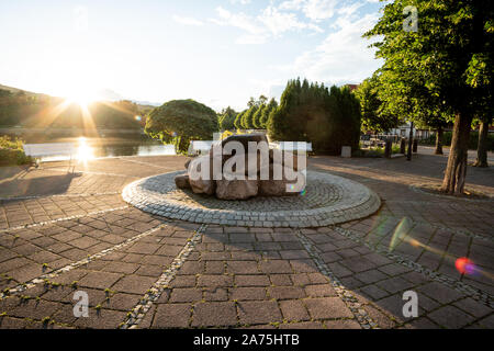 Sonnenuntergang mit Flaren am Marktplatz im Ilsenburger Harz Stockfoto