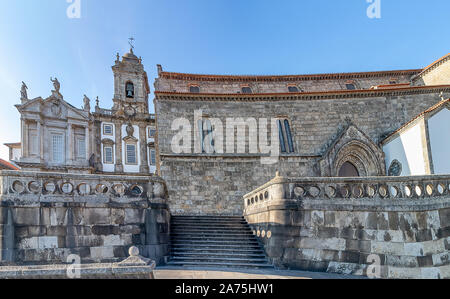 Panoramablick auf die gotische Kirche des Heiligen Franziskus (Igreja de Sao Francisco) in Porto, Portugal Stockfoto