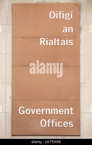 Zweisprachiges zweisprachiges Zeichen in Englisch und Gälisch Irisch für die Regierungsbüros oder Oifigi an Rialtais Gebäude in Killarney, County Kerry, Irland Stockfoto