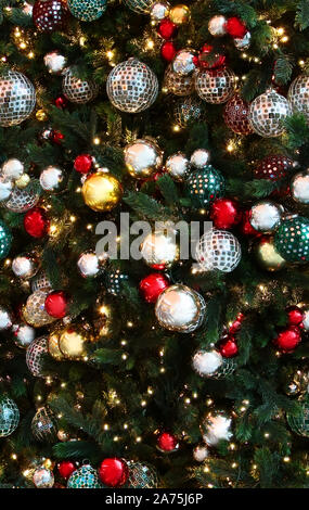 Nahtlose Textur der Weihnachtsbaum mit weißen, roten und gelben Kugeln dekoriert. New York. USA. Stockfoto