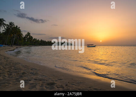 Landschaft von Paradise Tropical Island Strand mit Boot Hintergrund, Sonnenuntergang Schuß an die Dominikanische Republik, Grand Bahia Principe Beach. Stockfoto