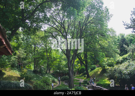 Belgrad, Serbien - Juni 26, 2019: Kinder besuchen den botanischen Garten "Jevremovac" in Belgrad. Stockfoto