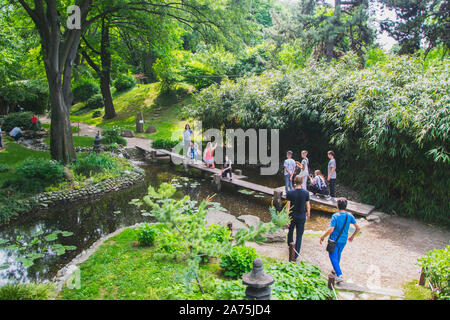 Belgrad, Serbien - Juni 26, 2019: Kinder besuchen den botanischen Garten "Jevremovac" in Belgrad. Stockfoto