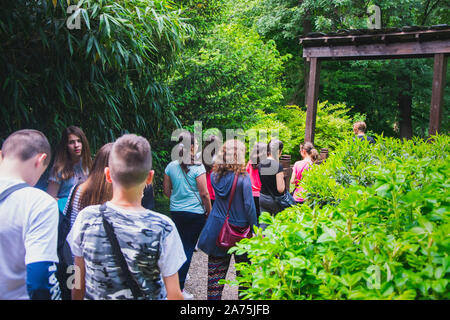 Belgrad, Serbien - Juni 26, 2019: Kinder besuchen den botanischen Garten "Jevremovac" in Belgrad. Stockfoto