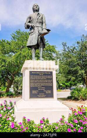 Eine Statue von Pierre Le Moyne d'Iberville Gesichter Beach Boulevard und den Golf von Mexiko an der Biloxi Welcome Center in Biloxi, Mississippi. Stockfoto