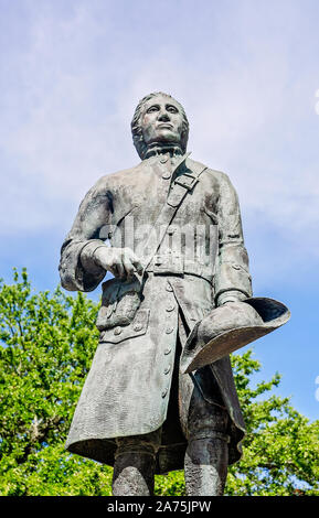 Eine Statue von Pierre Le Moyne d'Iberville Gesichter Beach Boulevard und den Golf von Mexiko an der Biloxi Welcome Center in Biloxi, Mississippi. Stockfoto