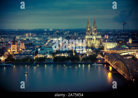 Deutschland, Nordrhein-Westfalen, Köln (Köln), Hohenzoller Brücke über Rhein und Dom Stockfoto