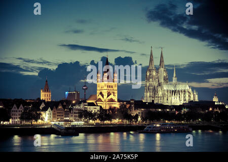 Deutschland, Nordrhein-Westfalen, Köln (Köln), Hohenzoller Brücke über Rhein und Dom in der Dämmerung Stockfoto