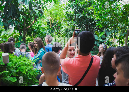 Belgrad, Serbien - Juni 26, 2019: Kinder besuchen den botanischen Garten "Jevremovac" in Belgrad. Stockfoto