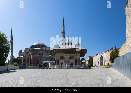 Istanbul: Panoramablick von Ahmet Cesmesi, der Brunnen von Sultan Ahmed III unter den osmanischen Sultan in 1728 gebaut, mit der berühmten Hagia Sophia Stockfoto