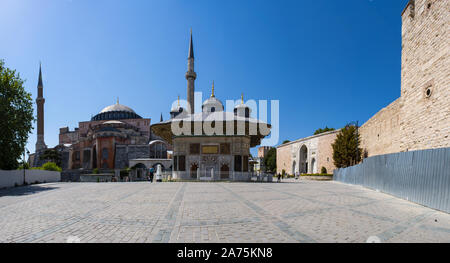 Istanbul: Panoramablick von Ahmet Cesmesi, der Brunnen von Sultan Ahmed III unter den osmanischen Sultan in 1728 gebaut, mit der berühmten Hagia Sophia Stockfoto