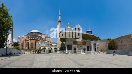 Istanbul: Panoramablick von Ahmet Cesmesi, der Brunnen von Sultan Ahmed III unter den osmanischen Sultan in 1728 gebaut, mit der berühmten Hagia Sophia Stockfoto