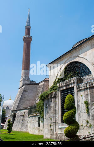 Istanbul: Eines der Minarette der Hagia Sophia, dem ehemaligen griechischen orthodoxen christlichen patriarchalischen Kathedrale, später Ottoman Imperial Moschee, heute ein Museum Stockfoto