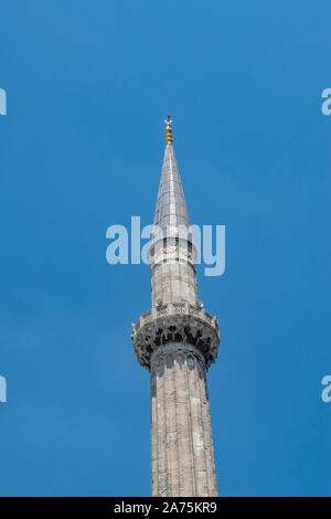 Istanbul: Eines der Minarette der Hagia Sophia, dem ehemaligen griechischen orthodoxen christlichen patriarchalischen Kathedrale, später Ottoman Imperial Moschee, heute ein Museum Stockfoto