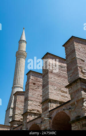 Istanbul: Eines der Minarette der Hagia Sophia, dem ehemaligen griechischen orthodoxen christlichen patriarchalischen Kathedrale, später Ottoman Imperial Moschee, heute ein Museum Stockfoto