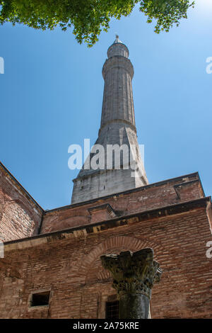 Istanbul: Eines der Minarette der Hagia Sophia, dem ehemaligen griechischen orthodoxen christlichen patriarchalischen Kathedrale, später Ottoman Imperial Moschee, heute ein Museum Stockfoto