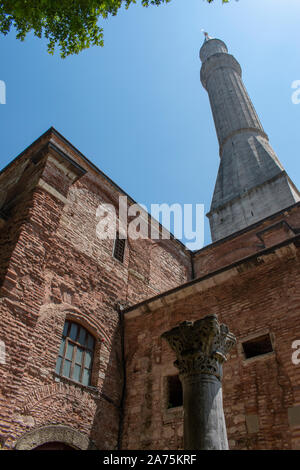 Istanbul: Eines der Minarette der Hagia Sophia, dem ehemaligen griechischen orthodoxen christlichen patriarchalischen Kathedrale, später Ottoman Imperial Moschee, heute ein Museum Stockfoto