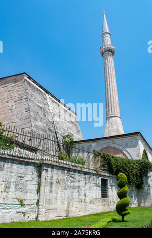 Istanbul: Eines der Minarette der Hagia Sophia, dem ehemaligen griechischen orthodoxen christlichen patriarchalischen Kathedrale, später Ottoman Imperial Moschee, heute ein Museum Stockfoto