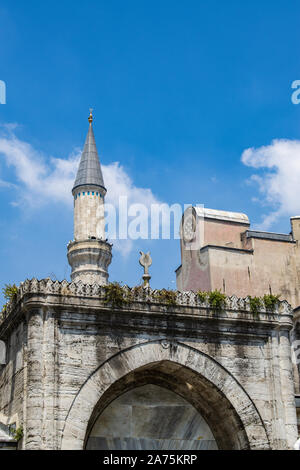 Istanbul: Eines der Minarette der Hagia Sophia, dem ehemaligen griechischen orthodoxen christlichen patriarchalischen Kathedrale, später Ottoman Imperial Moschee, heute ein Museum Stockfoto