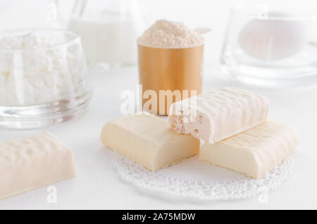 Protein Produkte wie Molkepulver, Snack bar und Ei mit Milch und Quark Stockfoto