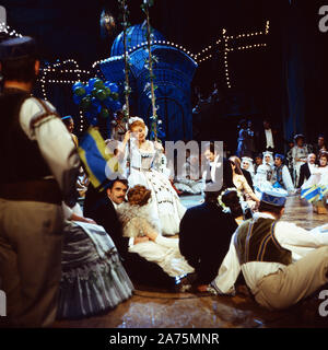 Aufzeichnung der Aufführung der Operette "Die lustige Witwe" von Franz Lehar in der Deutschen Oper Berlin, Deutschland 1979. Grimm 1126. Mitwirkende: Gwyneth Jones und Ensemble Stockfoto