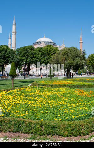 Istanbul: Hagia Sophia, der ehemalige griechische orthodoxe christliche Patriarchalkathedrale dann Ottoman Imperial Moschee und jetzt Museum, von Sultan Ahmet Park gesehen Stockfoto