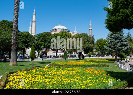 Istanbul: Hagia Sophia, der ehemalige griechische orthodoxe christliche Patriarchalkathedrale dann Ottoman Imperial Moschee und jetzt Museum, von Sultan Ahmet Park gesehen Stockfoto
