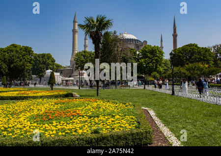 Istanbul: Hagia Sophia, der ehemalige griechische orthodoxe christliche Patriarchalkathedrale dann Ottoman Imperial Moschee und jetzt Museum, von Sultan Ahmet Park gesehen Stockfoto