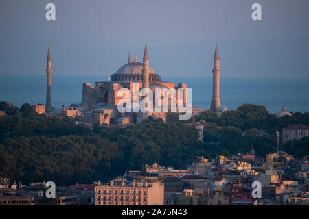 Istanbul, Türkei: Sonnenuntergang auf den Bosporus und die Hagia Sophia, die ehemalige Griechische Orthodoxe Christliche Patriarchalkathedrale dann Ottoman Imperial Moschee jetzt Museum Stockfoto