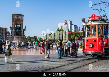 Istanbul: historische T2-Leitung Taksim-Tunel Straßenbahn und Menschen in Taksim Square, mitten im modernen Istanbul in den wichtigsten touristischen und Freizeitaktivitäten Beyoglu Stockfoto