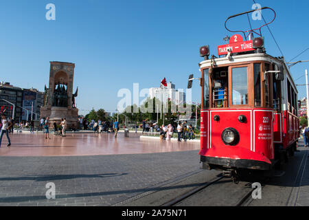 Istanbul: historische T2-Leitung Taksim-Tunel Straßenbahn und Menschen in Taksim Square, mitten im modernen Istanbul in den wichtigsten touristischen und Freizeitaktivitäten Beyoglu Stockfoto