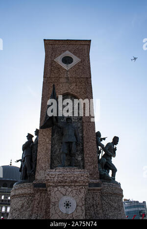 Istanbul, Taksim Square: bronze Figuren der Republik Denkmal (1928) von Pietro Canonica die Gründung der Türkischen Republik im Jahr 1923 zu gedenken. Stockfoto