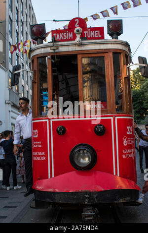 Istanbul: historische T2-Leitung Taksim-Tunel Straßenbahn aus dem Taksim Platz auf den Schienen der Istiklal Caddesi, einer der berühmtesten Alleen der Stadt Stockfoto