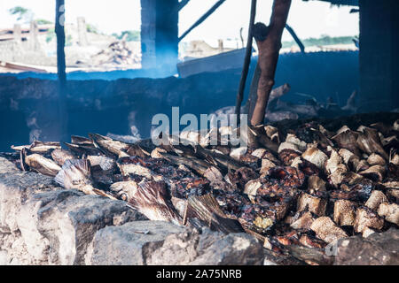 Fisch geräuchert in Tanji Fischerdorf in Gambia. Stockfoto