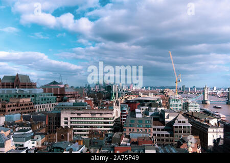 Skyline von London an einem sonnigen Tag im Frühling. Blick auf die Docklands und Wolkenkratzer von der Tower Bridge gesehen. Stockfoto