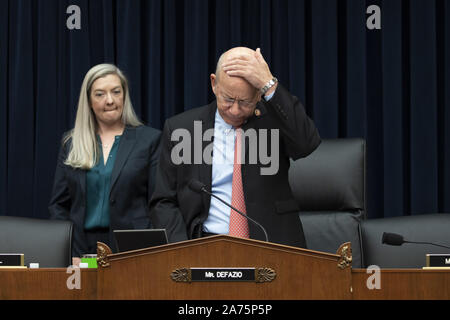 Washington, United States. 30 Okt, 2019. Vorsitzender des Haus Ausschuss für Verkehr und Infrastruktur Peter DeFazio (D-ODER) vor dem Senat Handel, Wissenschaft und Verkehr Ausschuss Anhörung über die Sicherheit und die Zukunft der Boeing 737 MAX auf dem Capitol Hill in Washington, DC am Mittwoch, 30. Oktober 2019. Foto von Tasos Katopodis/UPI Quelle: UPI/Alamy leben Nachrichten Stockfoto