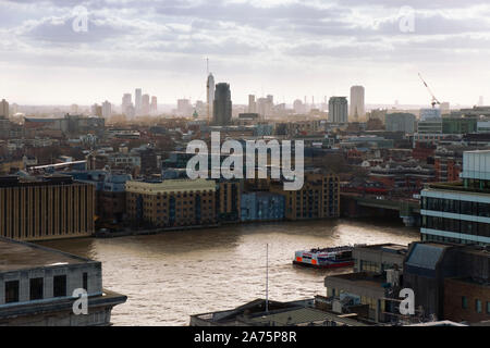 Skyline von London an einem sonnigen Tag im Frühling. Blick Richtung Docklands und Wolkenkratzer vom Denkmal gesehen. Stockfoto