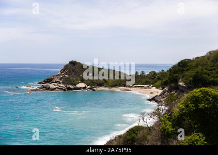 Blick auf den wunderschönen, wilden Landschaft am karibischen Strand Tayrona, Kolumbien Stockfoto