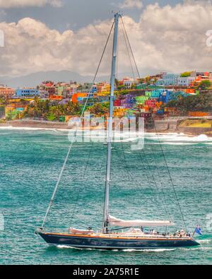 Bunte Häuser führen am Hang über den Blick auf den Strand in San Juan, Puerto Rico Stockfoto