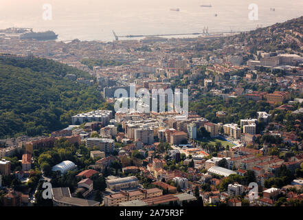 Stadtbild von Triest, Italien, mit der Universität auf der rechten und der Seehafen im Hintergrund Stockfoto