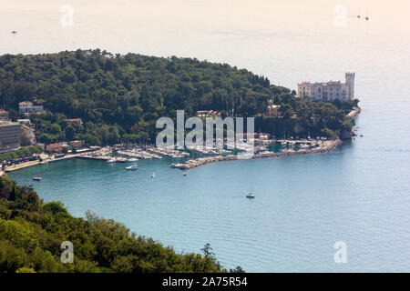 Grignano Jachthafen und das Schloss Miramare an der Küste in der Nähe von Triest, Italien Stockfoto