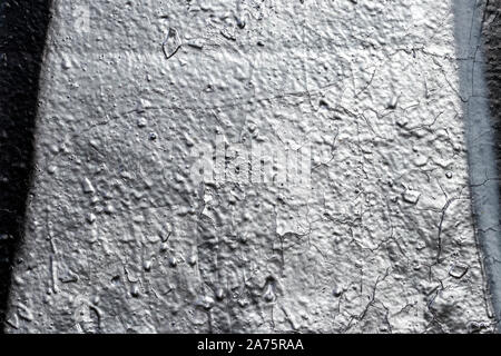 Fragment von Silber Graffiti an die Wand gemalt. Zusammenfassung Hintergrund für Design. Stockfoto