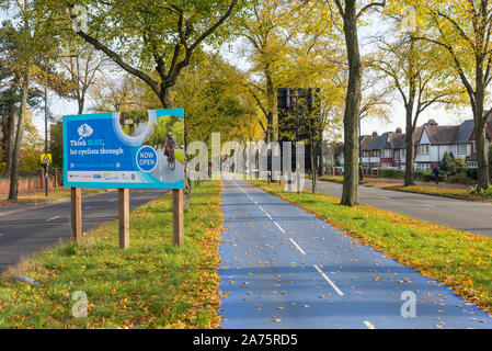 Das kürzlich eröffnete Blau gewidmet Radweg auf der A 38 Bristol Road durch Selly Oak und Edgbaston, Birmingham, UK Stockfoto