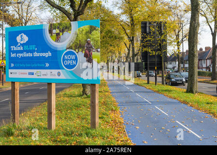 Das kürzlich eröffnete Blau gewidmet Radweg auf der A 38 Bristol Road durch Selly Oak und Edgbaston, Birmingham, UK Stockfoto