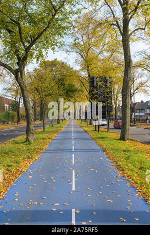 Das kürzlich eröffnete Blau gewidmet Radweg auf der A 38 Bristol Road durch Selly Oak und Edgbaston, Birmingham, UK Stockfoto