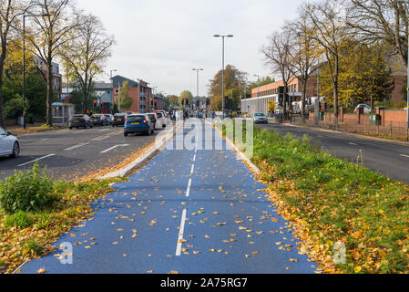 Das kürzlich eröffnete Blau gewidmet Radweg auf der A 38 Bristol Road durch Selly Oak und Edgbaston, Birmingham, UK Stockfoto