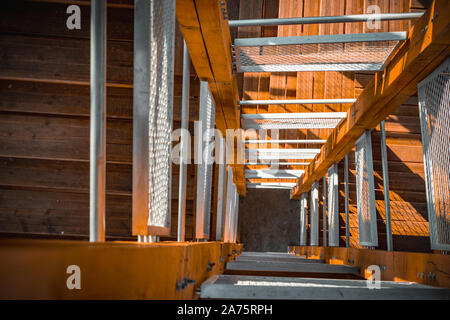 Holztreppe, Blick von Innen. Aussichtsturm in Bad Muskau Park, Polen. Stockfoto