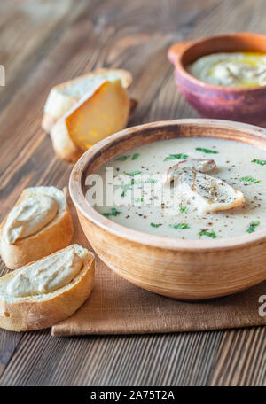 Cremige Pilzsuppe mit gerösteten Baguette und hummus Stockfoto