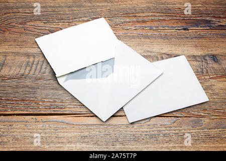 Leere Brief und Umschlag auf hölzernen Tisch Stockfoto